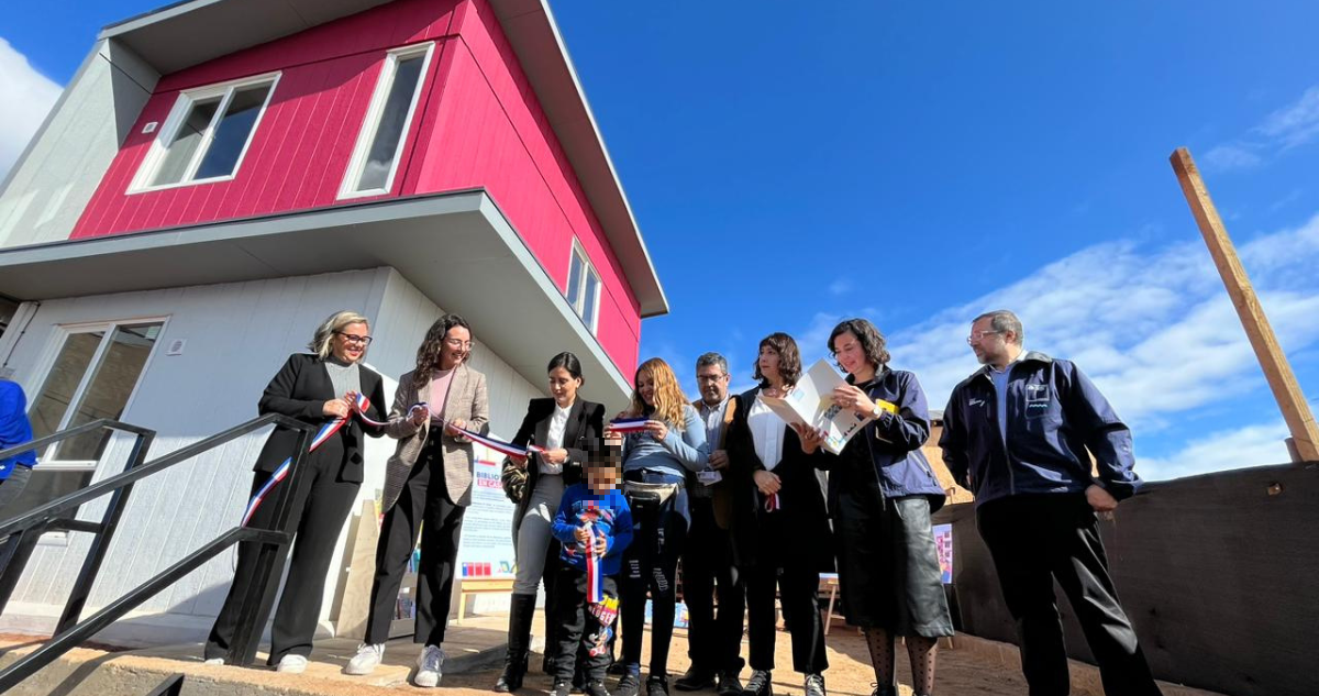 Entregan segunda vivienda definitiva y abren biblioteca infantil por megaincendio en Viña del Mar