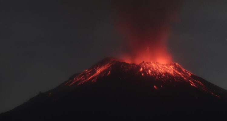 Volcán Popocatépetl sube la alerta en México