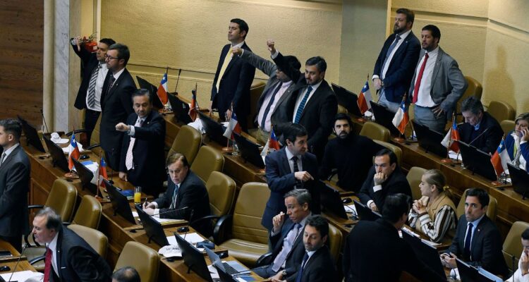 Votación de las y los diputados el reajuste al salario mínimo a $500 mil