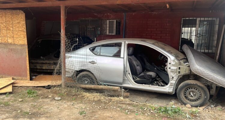 Automóvil es desarmado en Lo Espejo