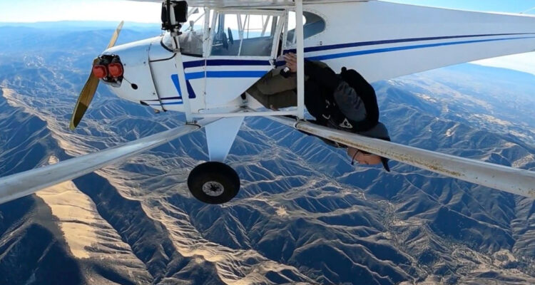 El youtuber saltando de su avioneta, la estrelló y luego mintió a las autoridades al respecto