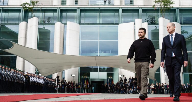 Zelenski es recibido con honores militares en Berlín Alemania compromete más armas a Ucrania