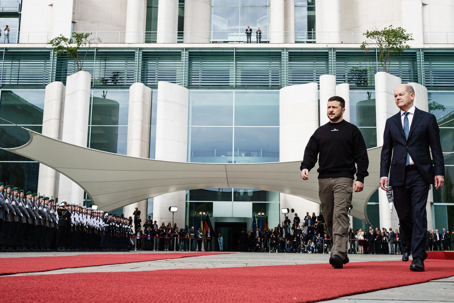 Zelenski es recibido con honores militares en Berlín Alemania compromete más armas a Ucrania