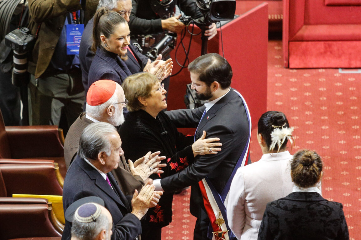 Boric y abrazo a Bachelet
