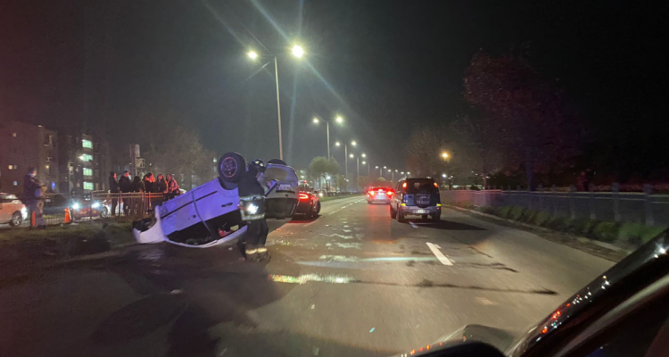 Violento accidente de tránsito termina con vehículo volcado en Avenida Costanera de Concepción