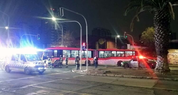 Dos accidentes de tránsito entre buses del Transantiago y vehículos particulares dejan 1 fallecido