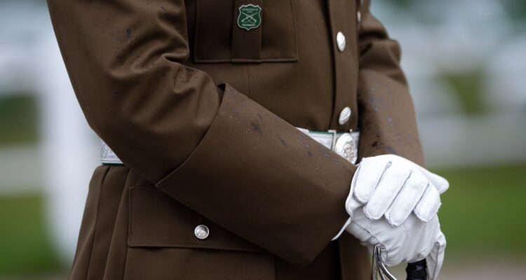 “Llegaste más potón”: el sumario por acoso en Carabineros que sepultó al “teniente de los pellizcones”