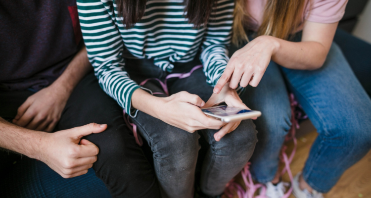 Niños jugando videojuegos en celular en referencia a niña China
