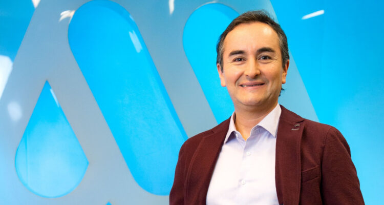 Alejandro Sepúlveda posa junto al logo de Mega.