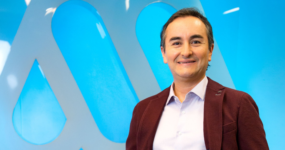 Alejandro Sepúlveda posa junto al logo de Mega.