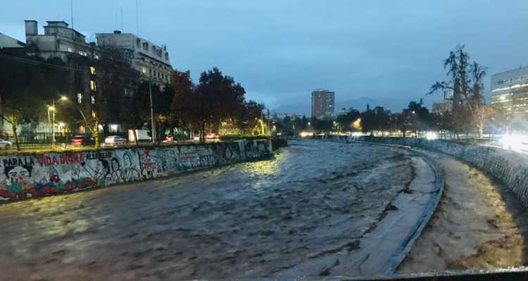 Decretan Alerta Amarilla en la región Metropolitana por consecuencias de las lluvias