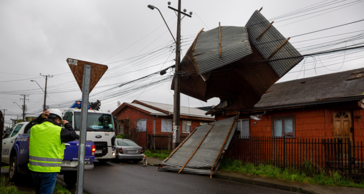 Emiten alerta por posibles tornados y trombas marinas en Los Lagos