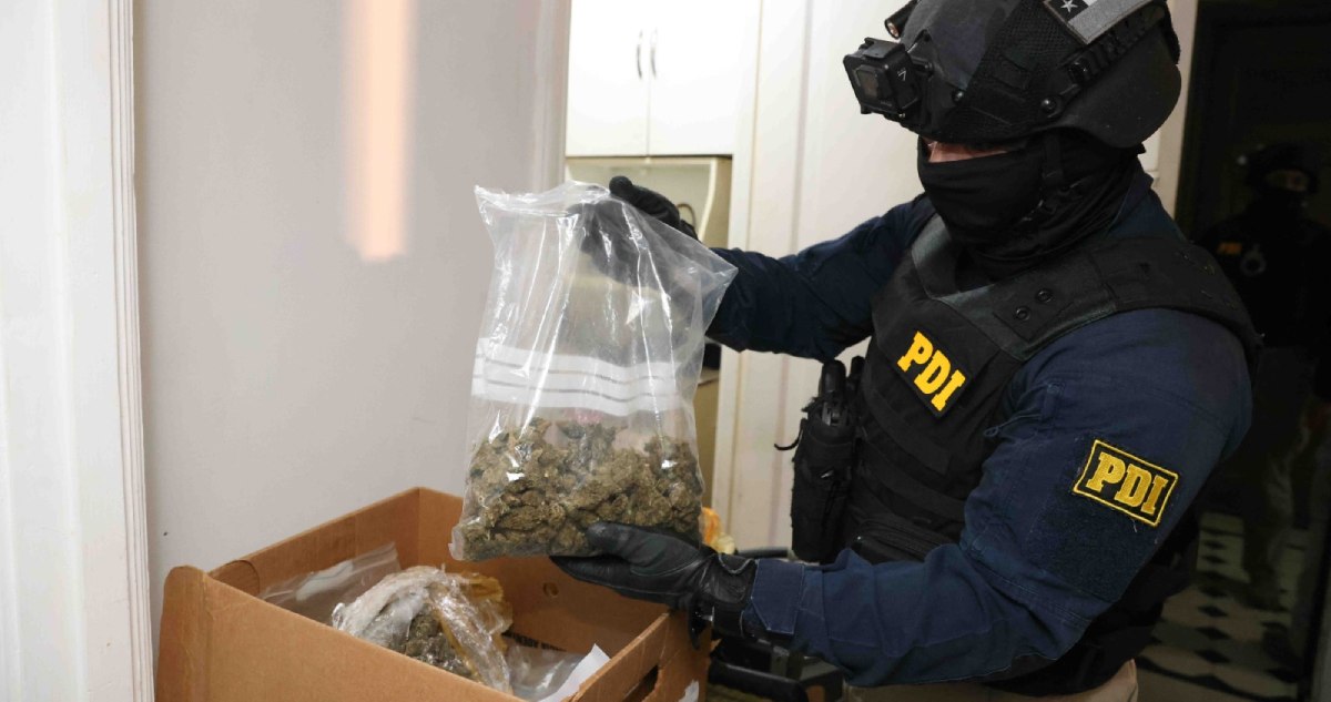 Operativo de PDI en Santiago y Quinta Normal deja a 11 detenidos: también incautaron drogas y armas