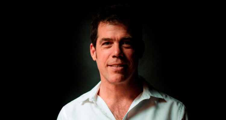 Álvaro Escobar presenta obra en Concepción