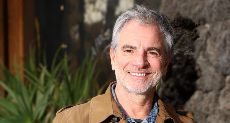 El actor Álvaro Rudolphy sonríe a la cámara.