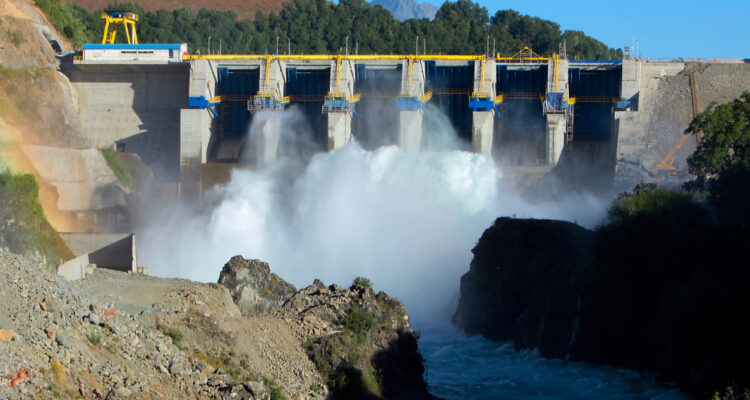 Foto del embalse Angostura en una de sus apertura de compuertas.