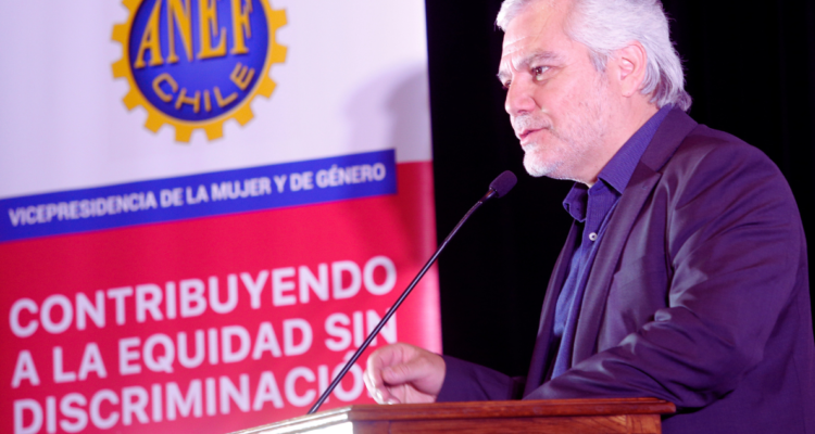 El presidente de la Agrupación Nacional de Empleados Fiscales (ANEF), José Pérez, encabeza la entrega de reconocimientos “Fresia Arcos Albarracín” a mujeres destacadas en su trayectoria sindical y política, entre las que se encuentran Carmen Frei Ruiz-Tagle, Fanny Pollarolo, diputada Karol Cariola y Fidelma Allende.