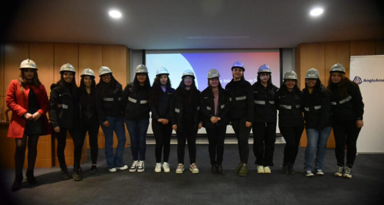 Nuevas mantenedoras y operadoras se incorporan a Anglo American gracias a programas de capacitación