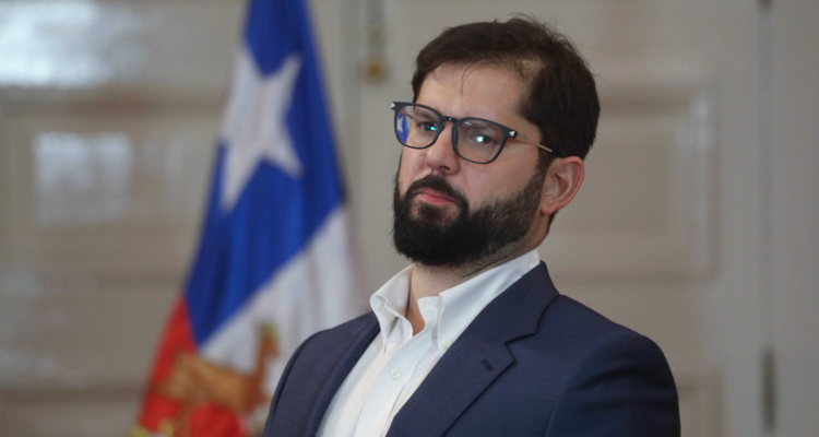 Imagen del presidente, Gabriel Boric, con la bandera de Chile de fondo.