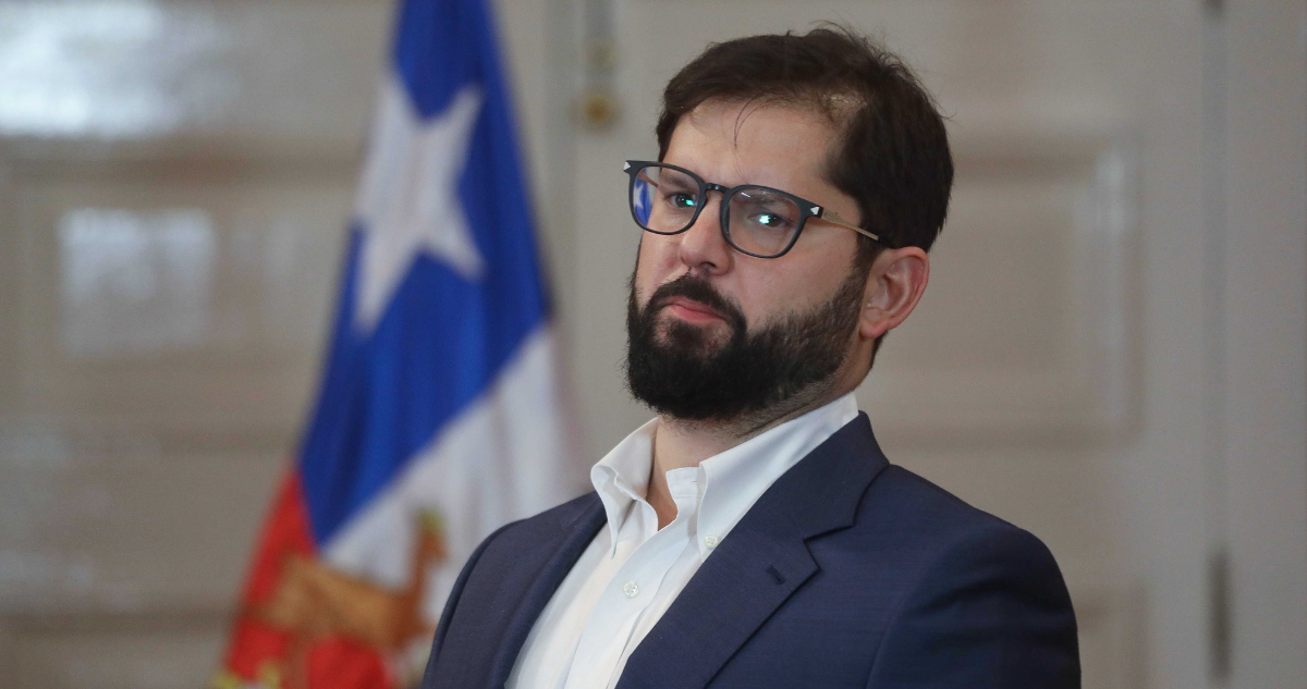Imagen del presidente, Gabriel Boric, con la bandera de Chile de fondo.