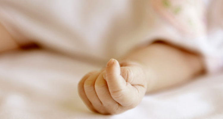 Bebé de 2 meses muere de neumonía en Hospital de San Antonio: única cama disponible estaba en Arica