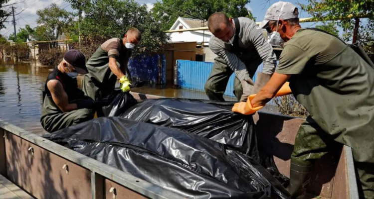 Aumentan a 35 los fallecidos tras destrucción de represa de Kajovka en Ucrania