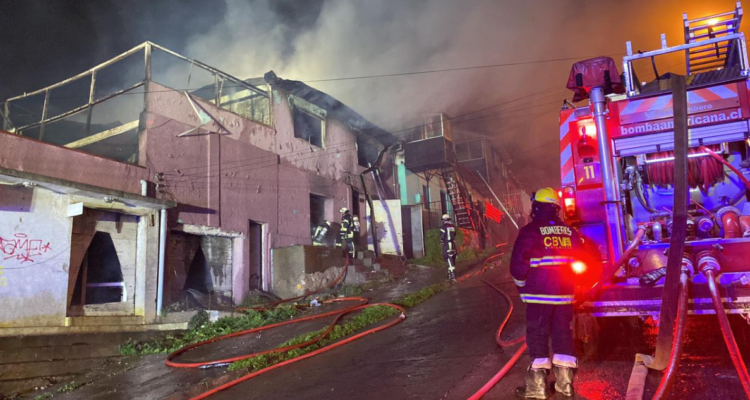Una casa destruida y un lesionado deja incendio en sector Cerro Cordillera en Valparaíso