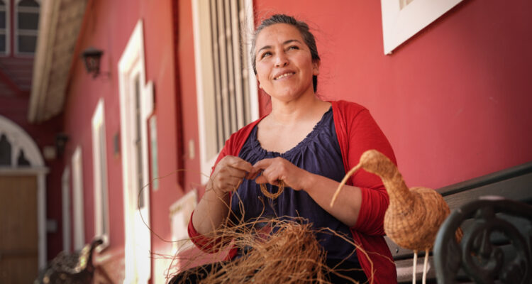 Artesana chilota en bienal Révélations de París