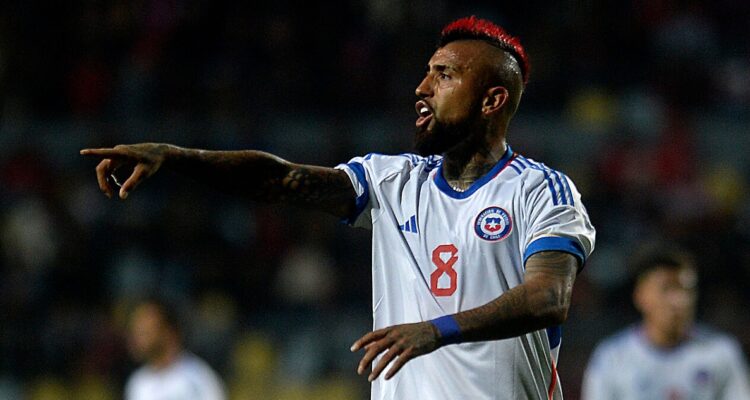 Arturo Vidal jugando ante República Dominicana.