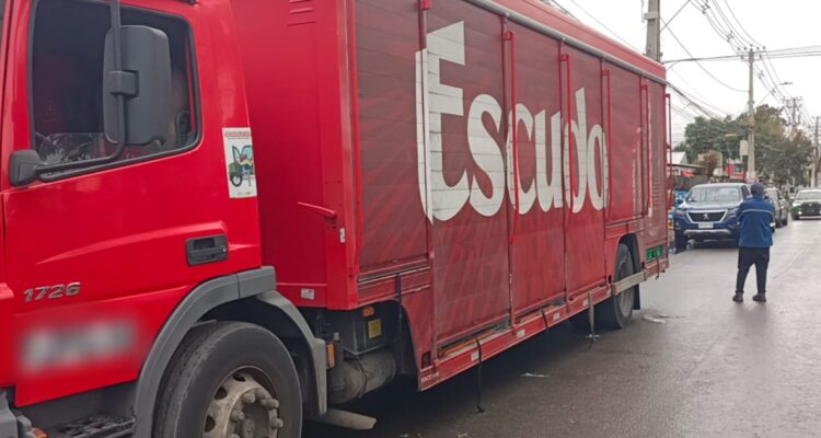 Carabinero frustra a tiros robo a camión de cervezas en Maipú: delincuente está herido