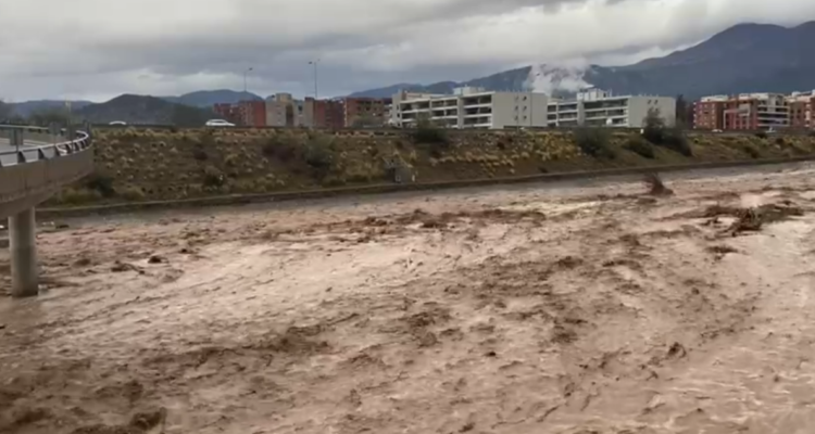Videos registran el exponencial aumento en el caudal del río Mapocho por lluvias