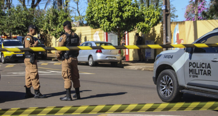Efectivos de la Policía Militar vigilan hoy los alrededores de la escuela