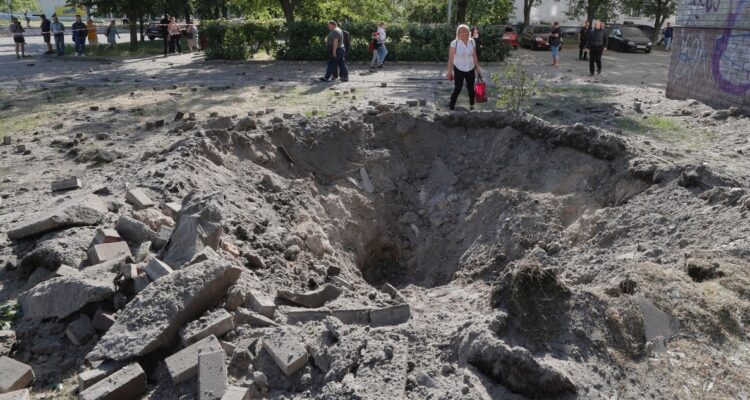 Tres muertos deja ataque ruso con misiles en Kiev: entre las víctimas está niña de 9 años y su madre