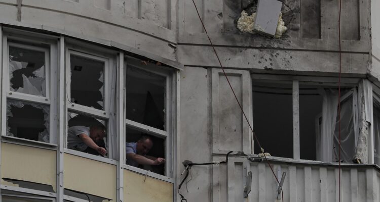 Un edificio de apartamentos en Moscú supuestamente dañado por un dron ucraniano.
