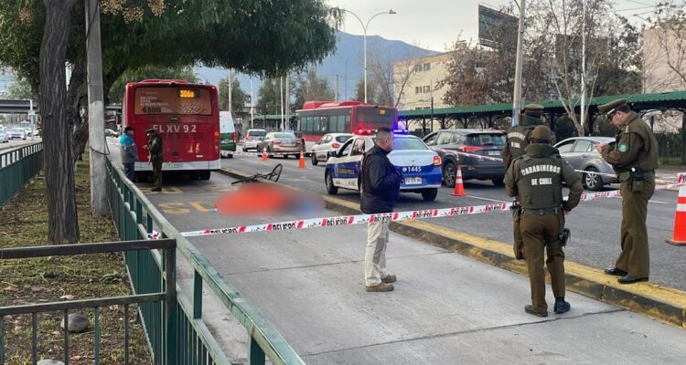 Ciclista muere atropellado por bus RED en Ñuñoa tras ingresar a la vía exclusiva