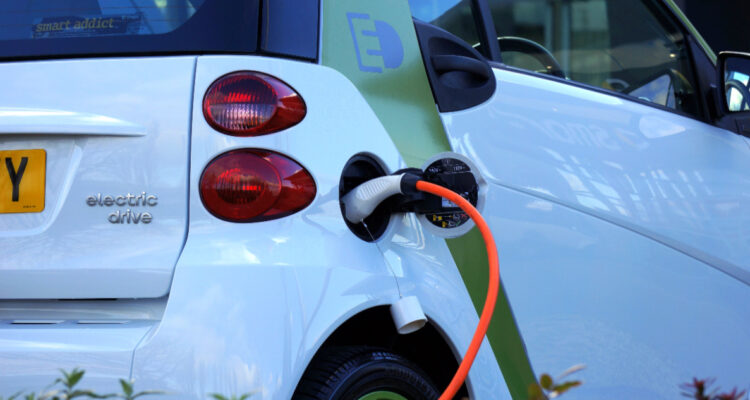 ¿Son lentos y gastan más luz?: Mitos sobre los autos eléctricos que retrasan la electromovilidad