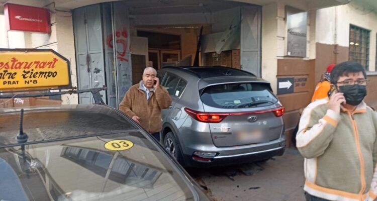 Auto incrustado en Correos de Chile tras colisión en Quillota