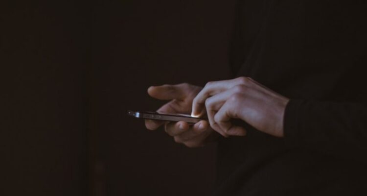 Los “autos chorros”: avisan nueva modalidad de robo de celulares en las calles de la capital