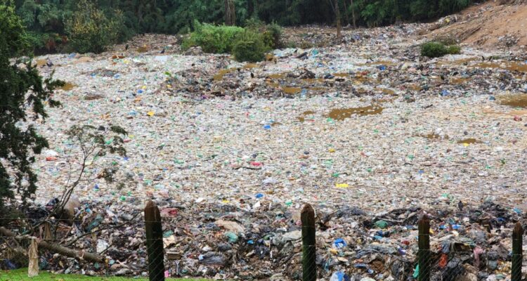 Avalancha de basura afecta a vecinos del vertedero Morrompulli en Valdivia