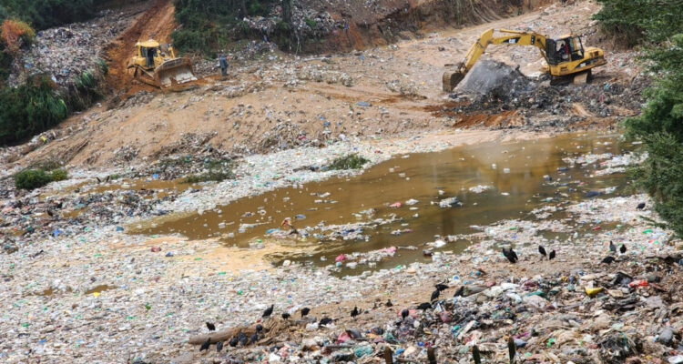 Avalancha de basura de vertedero en Valdivia
