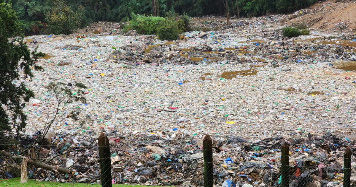 Vecinos de Morrompulli en Valdivia piden declarar zona de sacrificio tras avalancha de basura