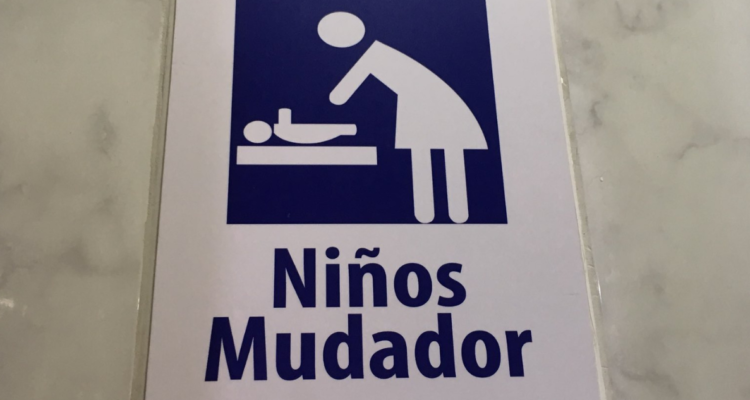 Avanza ley que exige presencia de mudadores en baños públicos: multas superarían los $600 mil.