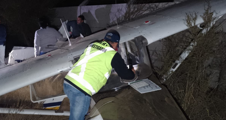 La avioneta, tras capotar junto a la Ruta 68 en Curacaví.