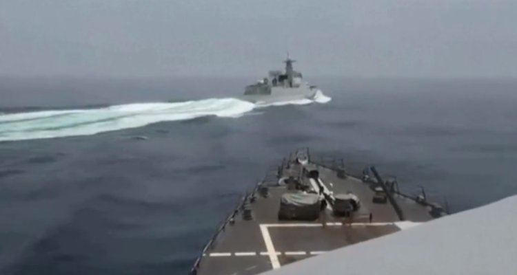 Barco chino frente a destructor de EEUU