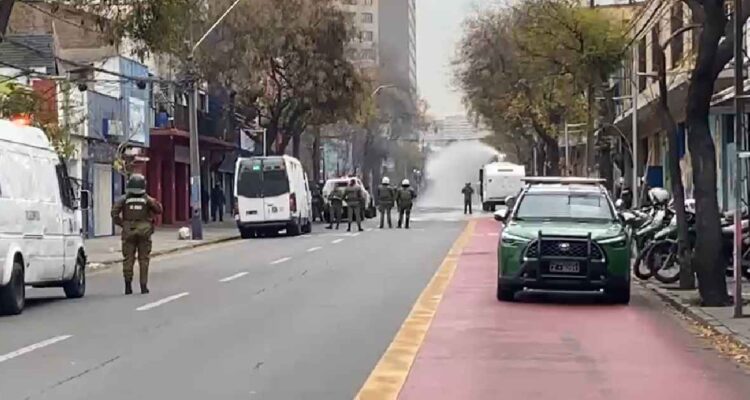 Encapuchados inician barricadas a las afueras del Liceo Manuel Barros Borgoño en Santiago