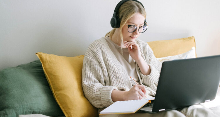 ¿Quieres aprender inglés? Santander y British Council ofrecen 5 mil becas online