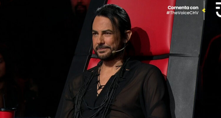 El cantante Beto Cuevas hablando con su team sobre los concursantes que pasan a la siguiente etapa de The Voice.