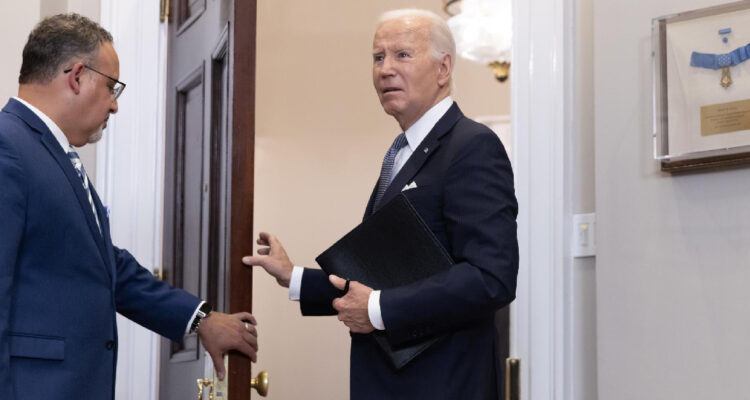 Presidente de Estados Unidos, Joe Biden, en la puerta de la habitación Roosevelt en la Casa Blanca