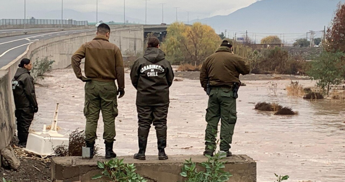 Carabineros a un costado de río.