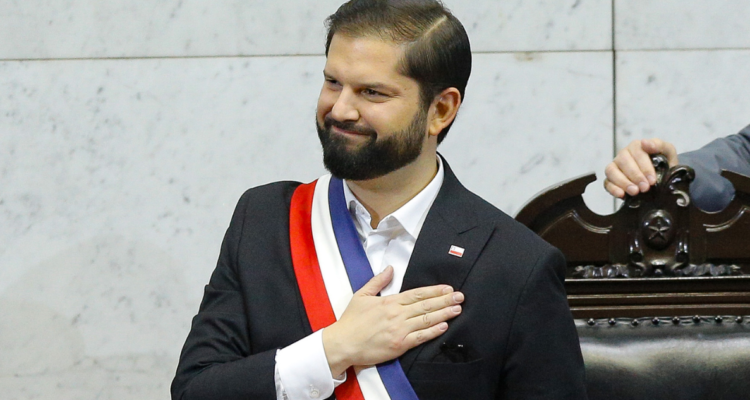 Boric llama a “superar tiempos de miedo y odio” para no caer en “violencia y un porfiado negacionismo”.